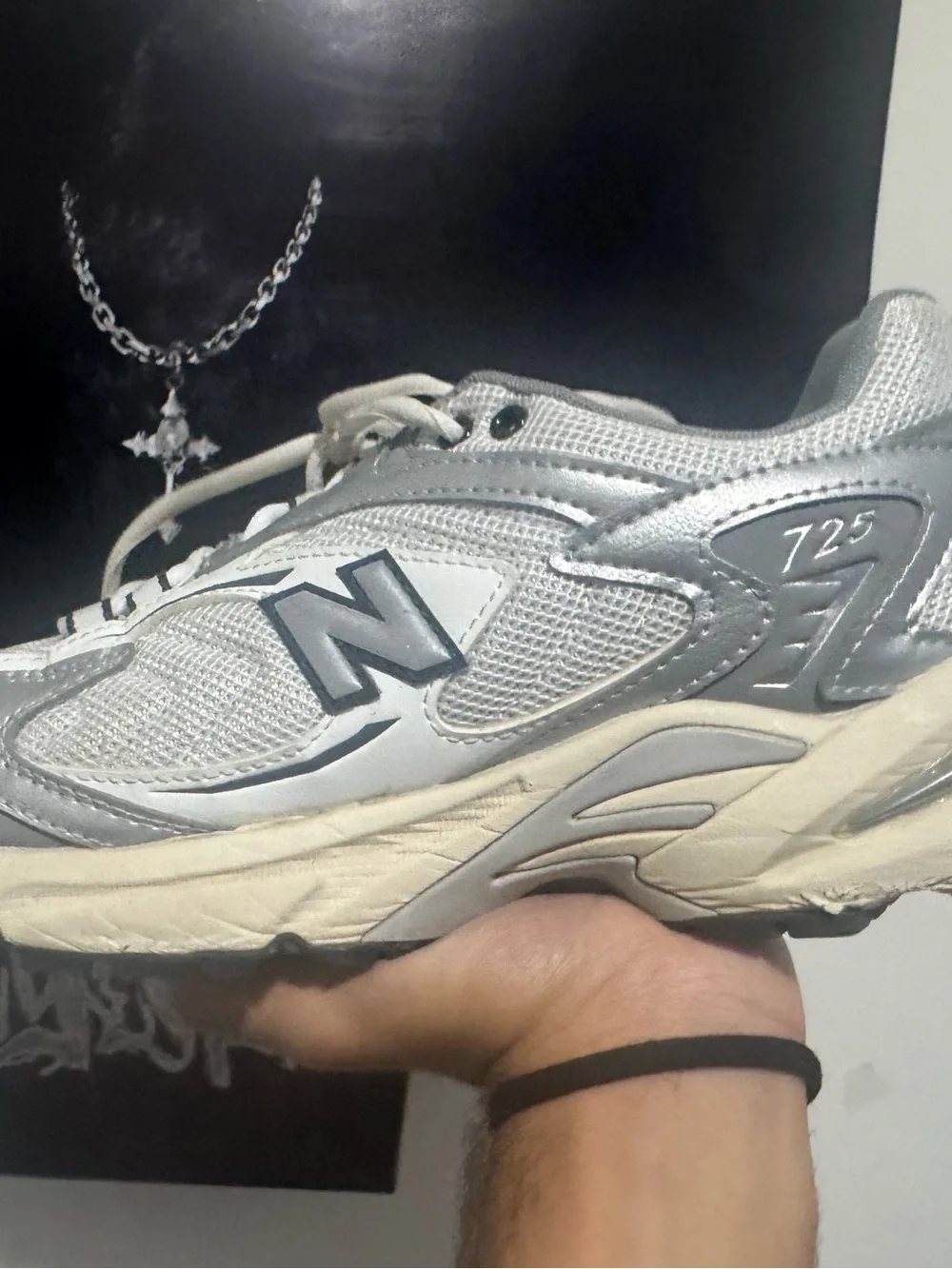New Balance 725 metallic silver slate grey & cream size 9 men